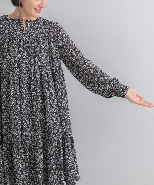 URBAN RESEARCH ROSSO WOMEN（アーバンリサーチ　ロッソ）の「『WEB限定』スモールフラワープリントティアードワンピース（ワンピース・レディース・ブラック系その他/イエロー・FREE）」の14枚目の写真