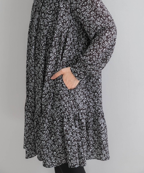URBAN RESEARCH ROSSO WOMEN（アーバンリサーチ　ロッソ）の「『WEB限定』スモールフラワープリントティアードワンピース（ワンピース・レディース・ブラック系その他/イエロー・FREE）」の15枚目の写真