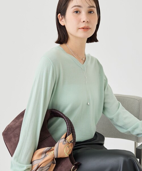 INDIVI（インディヴィ）の「【上品な光沢感】エクストラファインウールVネックニット（ニット/セーター・レディース・チャコール/レッド系1/ブラック/ライトベージュ/グリーン系・34/38/05/13/15 ）」の4枚目の写真