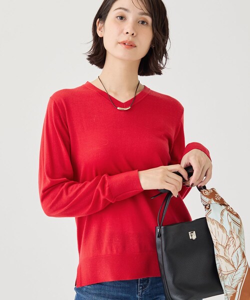 INDIVI（インディヴィ）の「【上品な光沢感】エクストラファインウールVネックニット（ニット/セーター・レディース・チャコール/レッド系1/ブラック/ライトベージュ/グリーン系・34/38/05/13/15 ）」の5枚目の写真