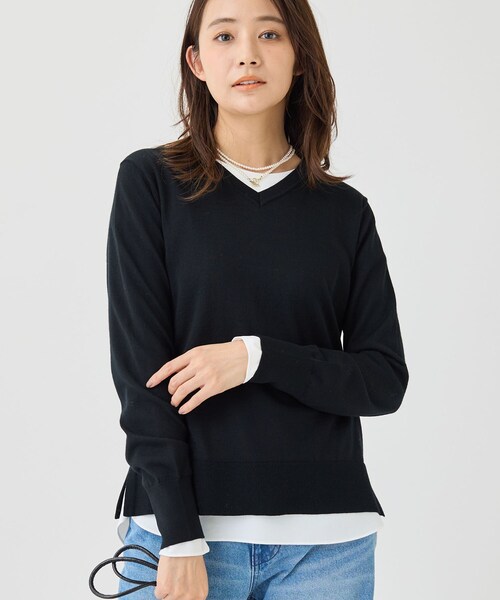 INDIVI（インディヴィ）の「【上品な光沢感】エクストラファインウールVネックニット（ニット/セーター・レディース・チャコール/レッド系1/ブラック/ライトベージュ/グリーン系・34/38/05/13/15 ）」の7枚目の写真