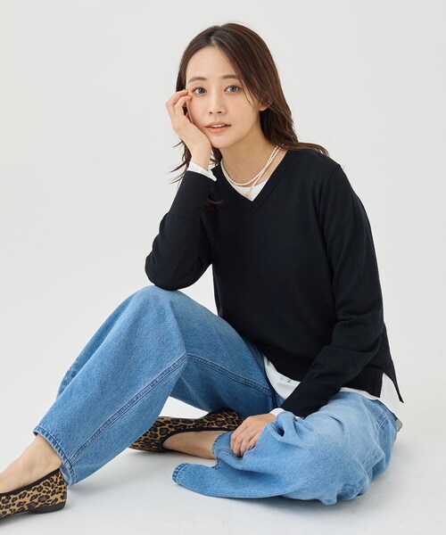 INDIVI（インディヴィ）の「【上品な光沢感】エクストラファインウールVネックニット（ニット/セーター・レディース・チャコール/レッド系1/ブラック/ライトベージュ/グリーン系・34/38/05/13/15 ）」の8枚目の写真