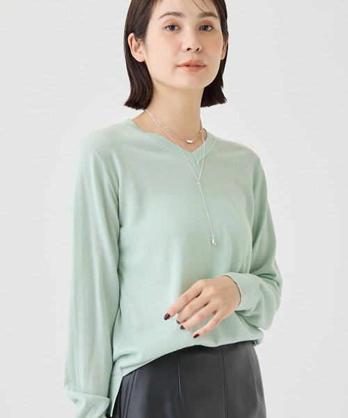 INDIVI（インディヴィ）の「【上品な光沢感】エクストラファインウールVネックニット（ニット/セーター・レディース・チャコール/レッド系1/ブラック/ライトベージュ/グリーン系・34/38/05/13/15 ）」の11枚目の写真