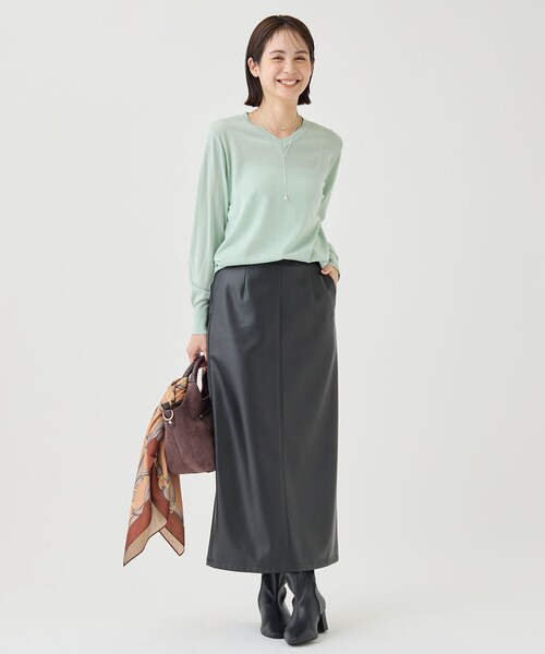 INDIVI（インディヴィ）の「【上品な光沢感】エクストラファインウールVネックニット（ニット/セーター・レディース・チャコール/レッド系1/ブラック/ライトベージュ/グリーン系・34/38/05/13/15 ）」の12枚目の写真