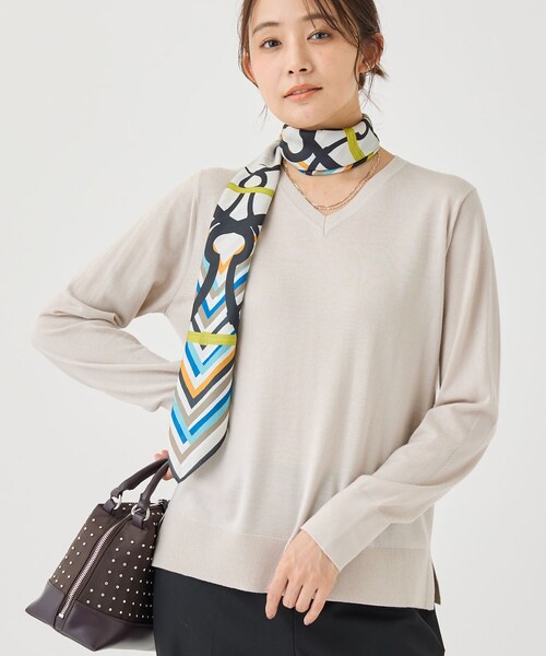 INDIVI（インディヴィ）の「【上品な光沢感】エクストラファインウールVネックニット（ニット/セーター・レディース・チャコール/レッド系1/ブラック/ライトベージュ/グリーン系・34/38/05/13/15 ）」の15枚目の写真