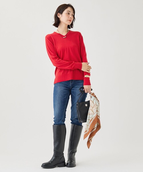 INDIVI（インディヴィ）の「【上品な光沢感】エクストラファインウールVネックニット（ニット/セーター・レディース・チャコール/レッド系1/ブラック/ライトベージュ/グリーン系・34/38/05/13/15 ）」の21枚目の写真