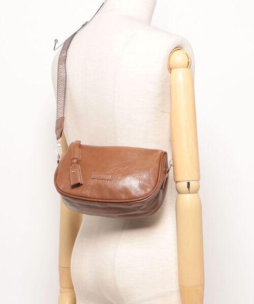 TONE SELECT GOODS(トーンセレクトグッズ)の「urbanfemine./カジュアル ヴィンテージライク ワイドベルト ショルダーバッグ U7685(ショルダーバッグ・レディース・ダークブラウン/ブラック/ブラウン・FREE)」の16枚目の写真