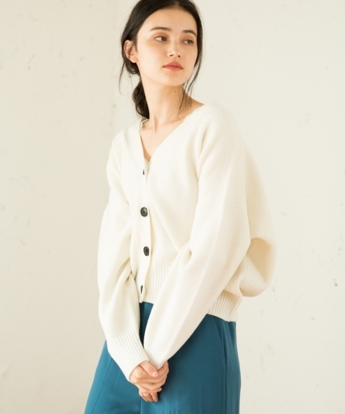 A part by（アパートバイ）の「5GW/Vネックカーディガン　　759655 （カーディガン/ボレロ・レディース・オフホワイト/ブラック/グレー/ライトブルー/オレンジ/レッド/ブラウン/ホワイト系その他・FREE）」の2枚目の写真