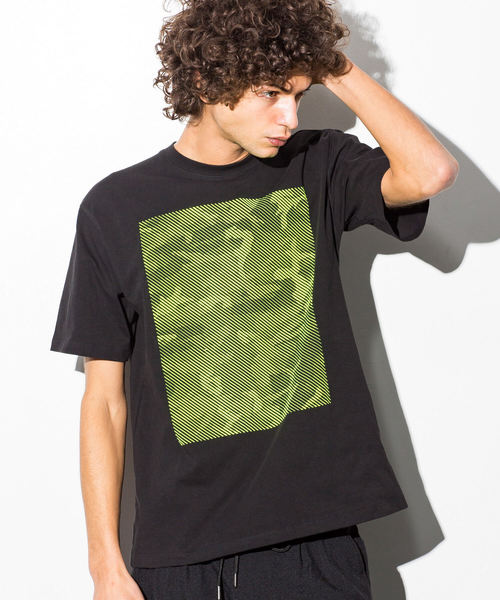 AKM Contemporary(エイケイエムコンテンポラリー)の「AKM Contemporary(エイケイエムコンテンポラリー)ラインカモプリントビッグシルエット 半袖Tシャツ(Tシャツ/カットソー・メンズ・ホワイト/ブラック×ホワイト/ブラック×イエロー・SMALL/MEDIUM/LARGE/X-LARGE)」の3枚目の写真