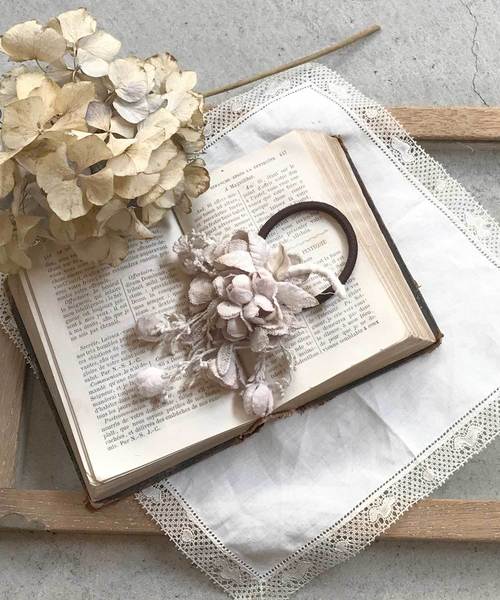 m.soeur（エムスール）の「アセビのリネンヘアゴム＊（ヘアゴム・レディース・ホワイト/グレー/ブラック・FREE）」の9枚目の写真