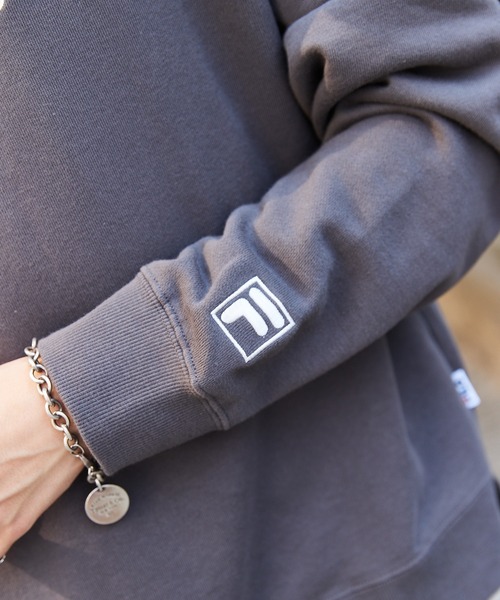 FILA（フィラ）の「▽WEB限定 FILA/フィラ 別注 センターロゴ刺繍 サイドスリット裏毛スウェット（スウェット・レディース・ホワイト/ブラック/ベージュ/ネイビー/チャコール・S/M/L）」の14枚目の写真