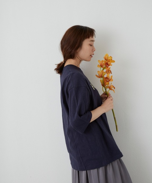 Libra Cue(リブラ キュー)の「FLOWER ロゴTシャツ(Tシャツ/カットソー・レディース・ホワイト/ブラック/ネイビー・FREE)」の13枚目の写真