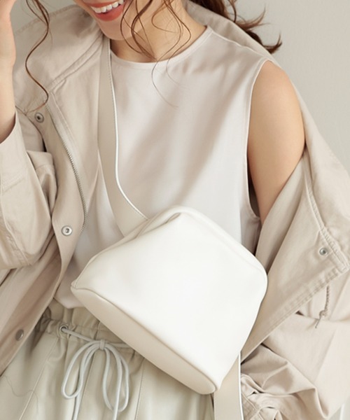 DONOBAN（ドノバン）の「PUレザーがま口ベルトバッグ [E]（ショルダーバッグ・レディース・グリーン系その他/ブラック/ホワイト・ONESIZE）」の2枚目の写真