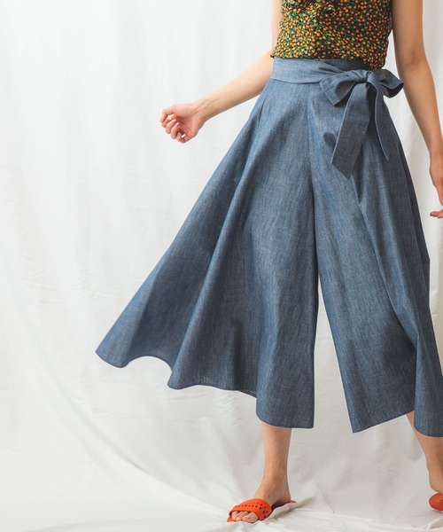 NARACAMICIE（ナラカミーチェ）の「ダンガリー調2WAYリボン付きフレアパンツ（その他パンツ・レディース・ネイビー・MEDIUM）」の6枚目の写真