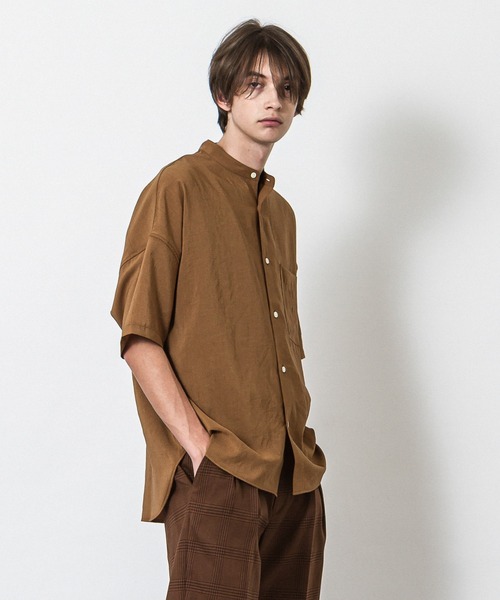 SLICK(スリック)の「リフラックスボイルドロップショルダーバンドカラーシャツ(シャツ/ブラウス・メンズ・ライトグレー/ネイビー/ブラウン・1/2/3)」の1枚目の写真