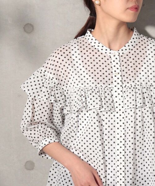 fredy emue（フレディエミュ）の「フリル切替6分袖ブラウス（シャツ/ブラウス・レディース・ブラック/オフホワイト/ホワイト系その他4・38）」の2枚目の写真