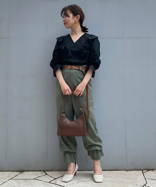 MADEMOISELLE ROPE'（マドモアゼル ロペ）の「<春まで使える>【無地/チェック】Vネックフリルブラウス（シャツ/ブラウス・レディース・ブラック/ブラウン系その他2/グリーン・38）」の13枚目の写真