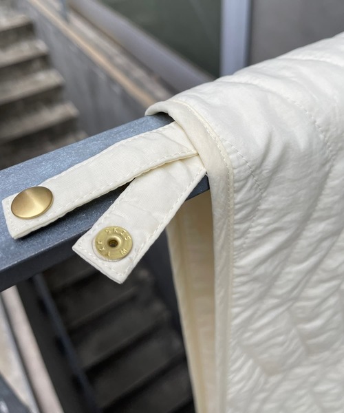 BEARDSLEY（ビアズリー）の「アウターに重ねても◎風を通さず暖かい　キルトストール（ストール/ショール・レディース・ブラック/カーキ/アイボリー・FREE）」の6枚目の写真