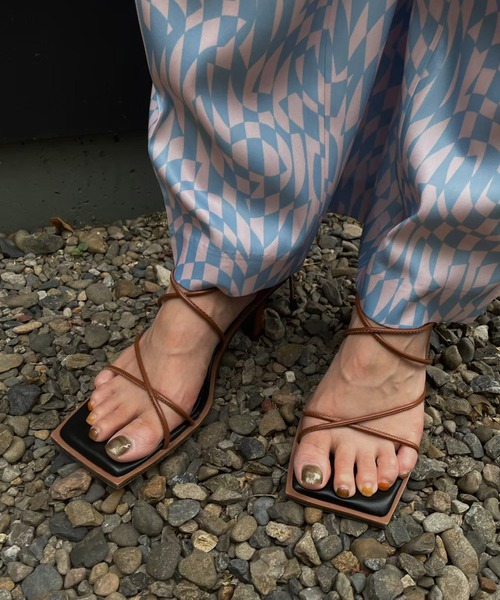Ameri（アメリ）の「TUBE STRAP COLOR SANDAL（サンダル・レディース・ブラウン/オレンジ/アイボリー・SMALL/MEDIUM/LARGE）」の8枚目の写真