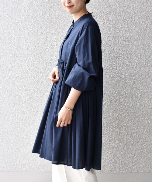 SHIPS(シップス)の「*〈手洗い可能〉ウエストギャザースタンドカラーチュニック◇(シャツ/ブラウス・レディース・ホワイト/サックスブルー/ブルー/ダークブルー・ONE SIZE)」の22枚目の写真