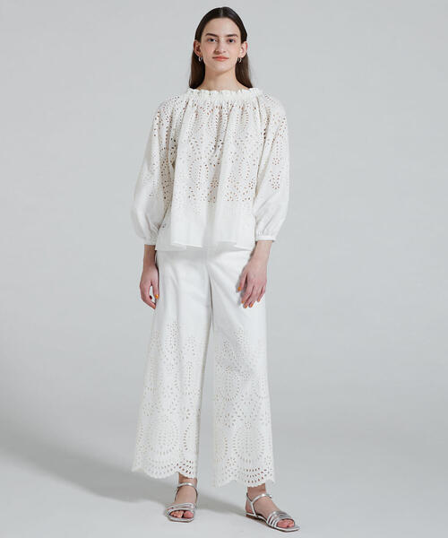 TOMORROWLAND （トゥモローランド）の「パネルエンブロイダリー ギャザーネックブラウス（シャツ/ブラウス・レディース・ホワイト/カーキ・36）」の3枚目の写真