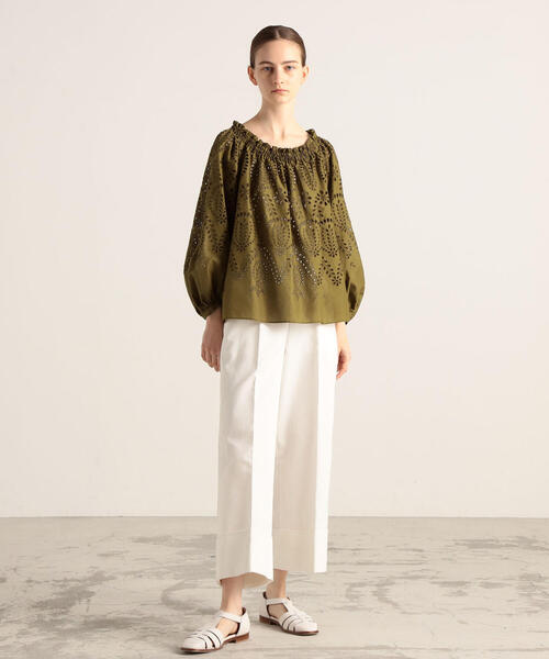 TOMORROWLAND （トゥモローランド）の「パネルエンブロイダリー ギャザーネックブラウス（シャツ/ブラウス・レディース・ホワイト/カーキ・36）」の4枚目の写真