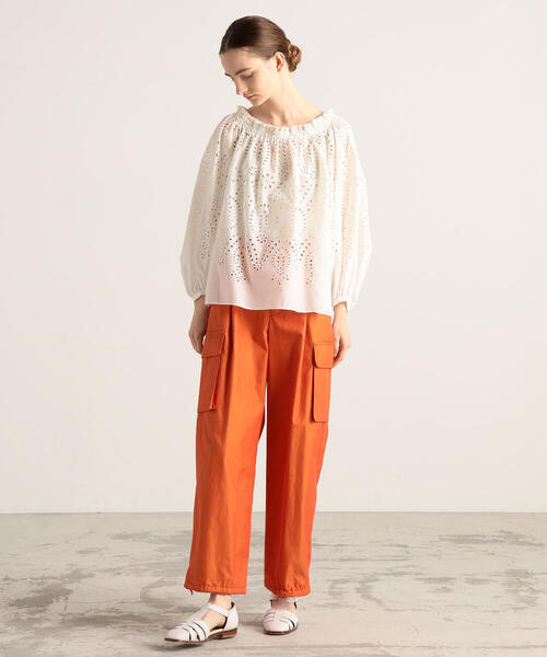 TOMORROWLAND （トゥモローランド）の「パネルエンブロイダリー ギャザーネックブラウス（シャツ/ブラウス・レディース・ホワイト/カーキ・36）」の5枚目の写真