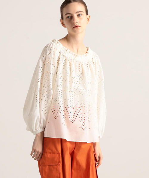 TOMORROWLAND （トゥモローランド）の「パネルエンブロイダリー ギャザーネックブラウス（シャツ/ブラウス・レディース・ホワイト/カーキ・36）」の6枚目の写真