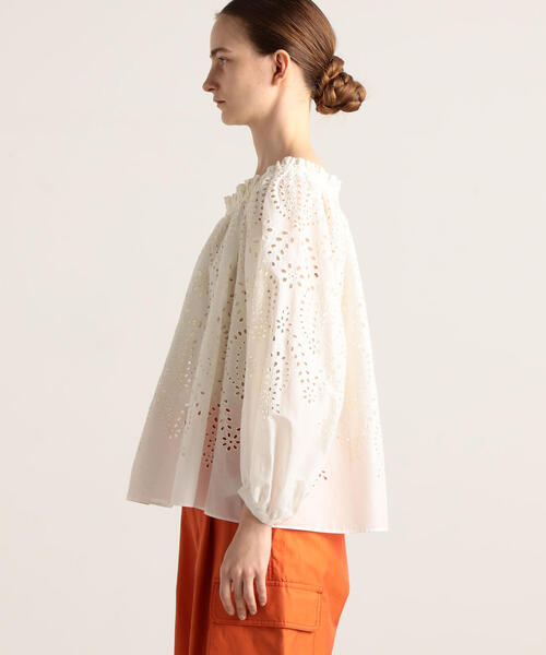 TOMORROWLAND （トゥモローランド）の「パネルエンブロイダリー ギャザーネックブラウス（シャツ/ブラウス・レディース・ホワイト/カーキ・36）」の7枚目の写真
