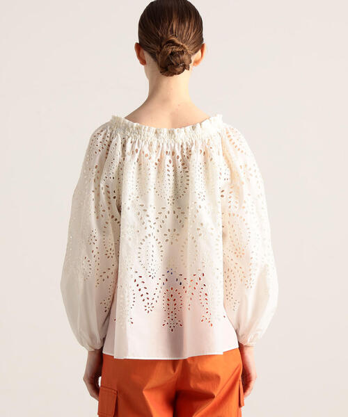 TOMORROWLAND （トゥモローランド）の「パネルエンブロイダリー ギャザーネックブラウス（シャツ/ブラウス・レディース・ホワイト/カーキ・36）」の8枚目の写真