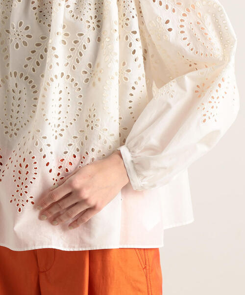 TOMORROWLAND （トゥモローランド）の「パネルエンブロイダリー ギャザーネックブラウス（シャツ/ブラウス・レディース・ホワイト/カーキ・36）」の11枚目の写真