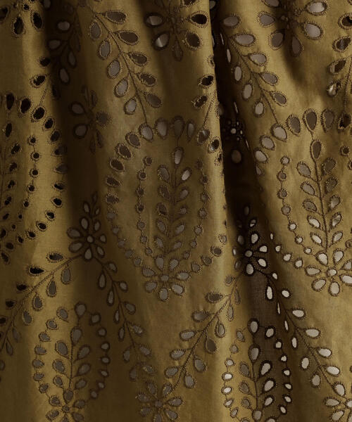 TOMORROWLAND （トゥモローランド）の「パネルエンブロイダリー ギャザーネックブラウス（シャツ/ブラウス・レディース・ホワイト/カーキ・36）」の13枚目の写真