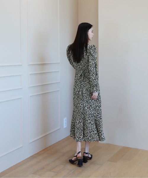 by muni:r(バイ ムニール)の「フェミニンフラワーパフワンピース(ワンピース・レディース・ブルー/ブラック・ONE SIZE)」の3枚目の写真