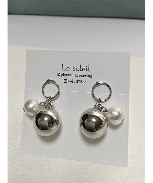 tone(トーン)の「【Le soleil】コロンと揺れる フープピアス(MA)(ピアス(両耳用)・レディース・ホワイト・FREE)」の1枚目の写真