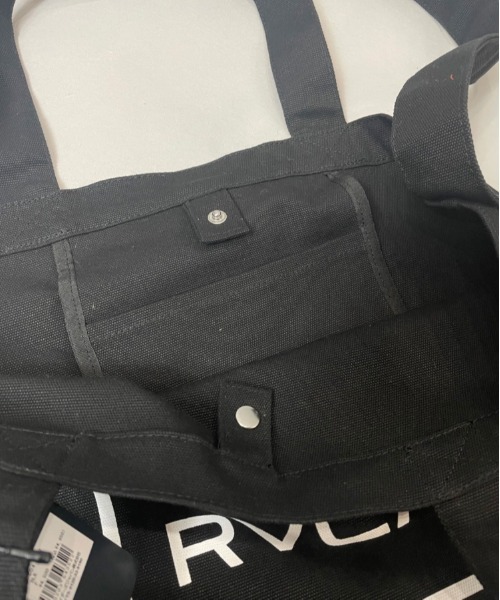 RVCA（ルーカ）の「WEB限定 RVCA ALL THE WAY TOTE（ショルダーバッグ・メンズ・ブラック/ベージュ・FREE）」の4枚目の写真