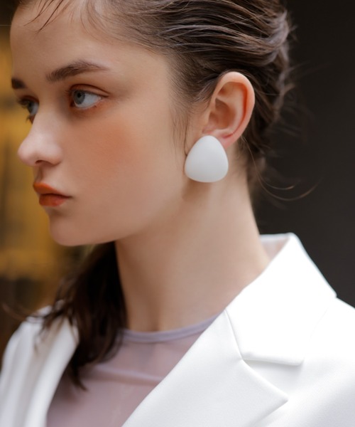 EIMY ISTOIRE（エイミーイストワール）の「トライアングルストーンイヤリング（イヤリング・レディース・ホワイト・FREE）」の2枚目の写真