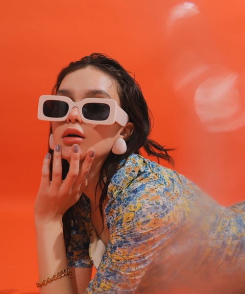 EIMY ISTOIRE（エイミーイストワール）の「トライアングルストーンイヤリング（イヤリング・レディース・ホワイト・FREE）」の6枚目の写真