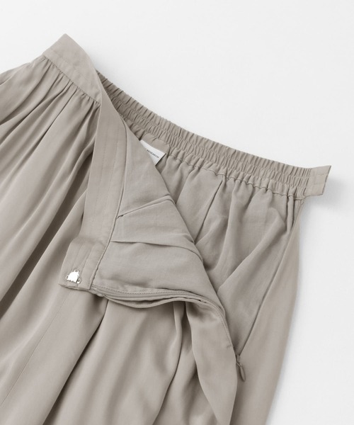 URBAN RESEARCH DOORS(アーバンリサーチドアーズ)の「テンセルレーヨンギャザースカート(スカート・レディース・ホワイト/グレー・SMALL/MEDIUM)」の6枚目の写真