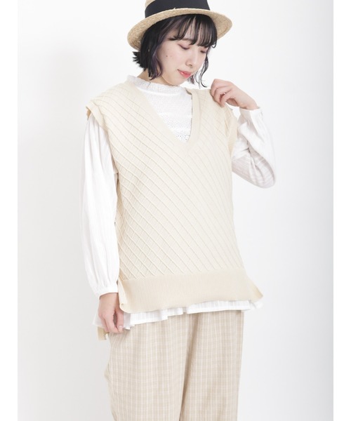Samansa Mos2（サマンサ モスモス）の「柄編みVネックニットベスト（ベスト・レディース・ブラック/ダークブラウン/キナリ/ブルー/グリーン・ﾌﾘ-）」の2枚目の写真