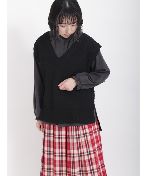 Samansa Mos2（サマンサ モスモス）の「柄編みVネックニットベスト（ベスト・レディース・ブラック/ダークブラウン/キナリ/ブルー/グリーン・ﾌﾘ-）」の3枚目の写真