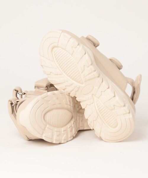 Fabby fabby(ファビィーファビィー)の「ボリューム2ベルト厚底スポーツサンダル(サンダル・レディース・ブラック/ベージュ/オフホワイト/ブラック×ブラック・SMALL/MEDIUM/LARGE)」の5枚目の写真