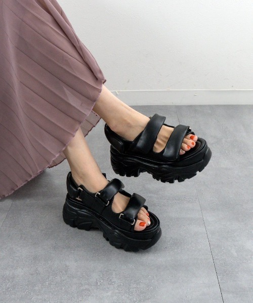 Fabby fabby(ファビィーファビィー)の「ボリューム2ベルト厚底スポーツサンダル(サンダル・レディース・ブラック/ベージュ/オフホワイト/ブラック×ブラック・SMALL/MEDIUM/LARGE)」の3枚目の写真