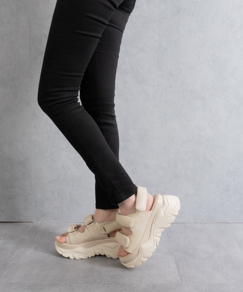 Fabby fabby(ファビィーファビィー)の「ボリューム2ベルト厚底スポーツサンダル(サンダル・レディース・ブラック/ベージュ/オフホワイト/ブラック×ブラック・SMALL/MEDIUM/LARGE)」の17枚目の写真