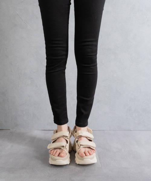 Fabby fabby(ファビィーファビィー)の「ボリューム2ベルト厚底スポーツサンダル(サンダル・レディース・ブラック/ベージュ/オフホワイト/ブラック×ブラック・SMALL/MEDIUM/LARGE)」の10枚目の写真