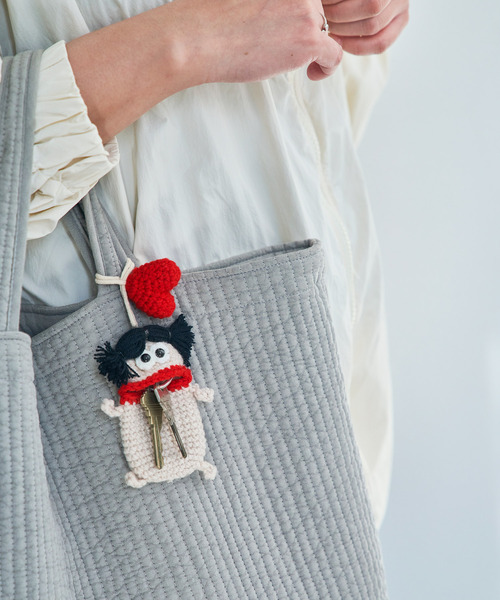 macaroni edge（マカロニエッジ）の「〈macaroni edge/マカロニエッジ〉毛糸のマスコット キーケース（キーケース/キーアクセサリー・レディース・ブルー系/オレンジ/ブルー/グリーン/ブラック/グリーン×オレンジ/ネイビー/グリーン×ピンク/チャコールグレー/パープル/ブラウン/オフホワイト/コバルトブルー/ホワイト/ブラック系/ブラック系2/ベビーピンク/ブルーグリーン/ピンク/ブラック系3・FREE）」の3枚目の写真