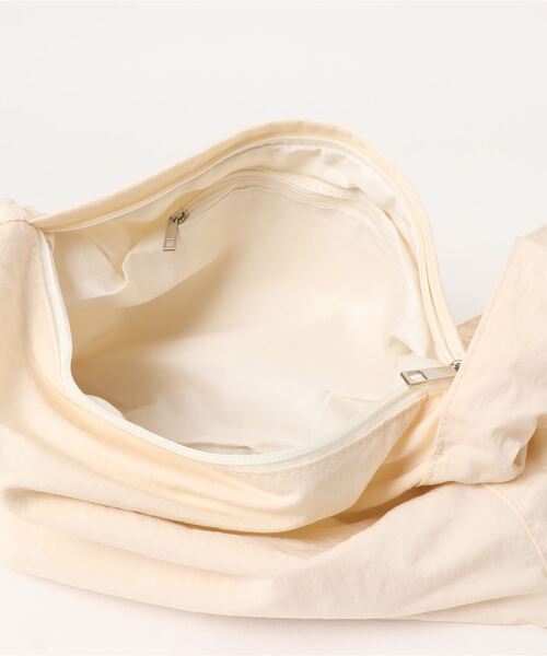 florist（フローリスト）の「【2WAYシルエット】【軽量】シャーリングデザインのワンハンドルバッグ/ショルダーバッグ（ハンドバッグ・レディース・グレイッシュベージュ/ブラック/オフホワイト/モカ・FREE）」の9枚目の写真