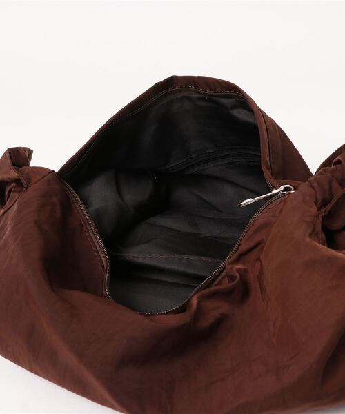 florist（フローリスト）の「【2WAYシルエット】【軽量】シャーリングデザインのワンハンドルバッグ/ショルダーバッグ（ハンドバッグ・レディース・グレイッシュベージュ/ブラック/オフホワイト/モカ・FREE）」の10枚目の写真