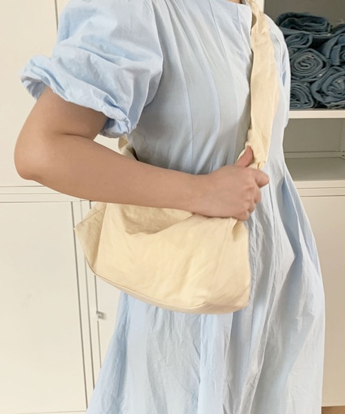 florist（フローリスト）の「【2WAYシルエット】【軽量】シャーリングデザインのワンハンドルバッグ/ショルダーバッグ（ハンドバッグ・レディース・グレイッシュベージュ/ブラック/オフホワイト/モカ・FREE）」の22枚目の写真