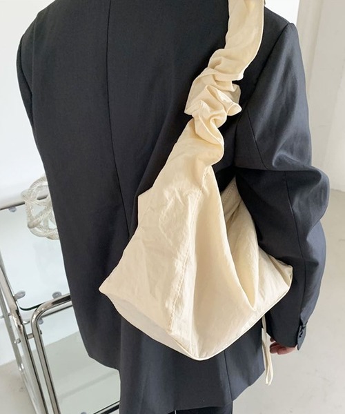 florist（フローリスト）の「【2WAYシルエット】【軽量】シャーリングデザインのワンハンドルバッグ/ショルダーバッグ（ハンドバッグ・レディース・グレイッシュベージュ/ブラック/オフホワイト/モカ・FREE）」の20枚目の写真