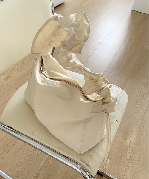 florist（フローリスト）の「【2WAYシルエット】【軽量】シャーリングデザインのワンハンドルバッグ/ショルダーバッグ（ハンドバッグ・レディース・グレイッシュベージュ/ブラック/オフホワイト/モカ・FREE）」の5枚目の写真